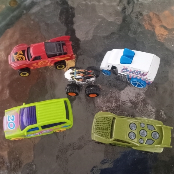 Hot Wheels Die Cast 5 Car Bundle - Picture 3 of 6